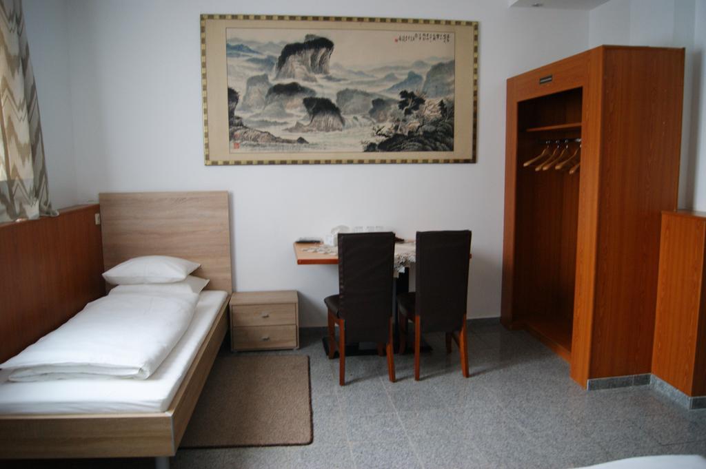 Cafe 168 Bed and Breakfast Wenen Kamer foto
