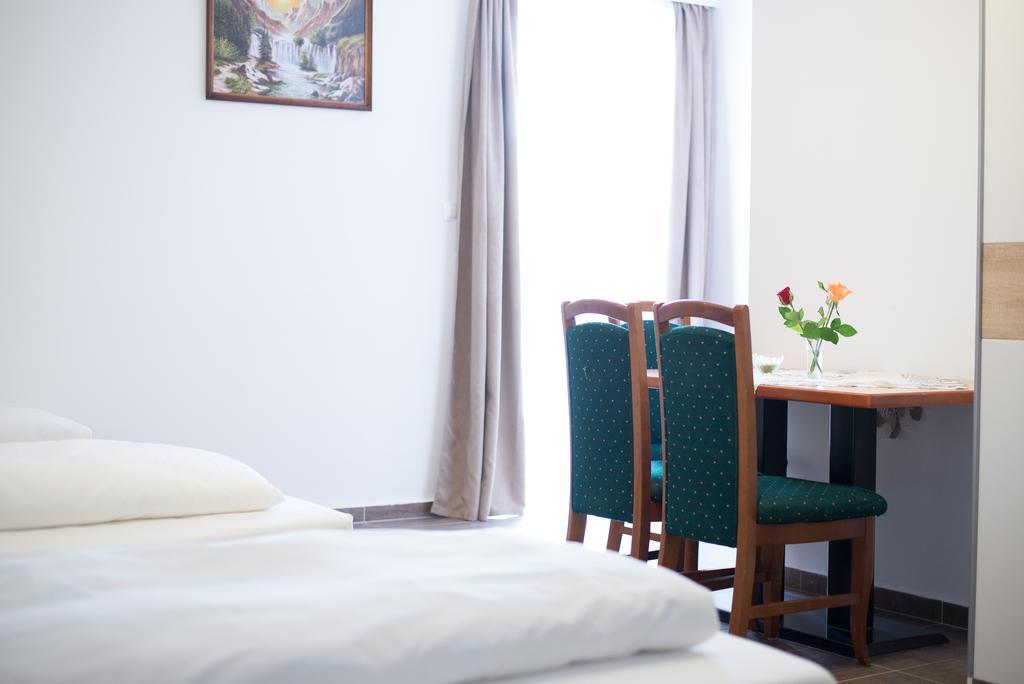 Cafe 168 Bed and Breakfast Wenen Kamer foto