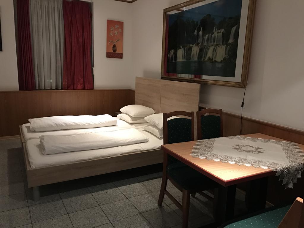 Cafe 168 Bed and Breakfast Wenen Buitenkant foto